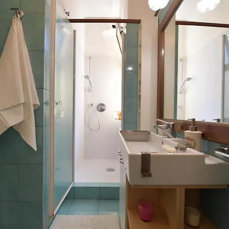 Lara Apartman *